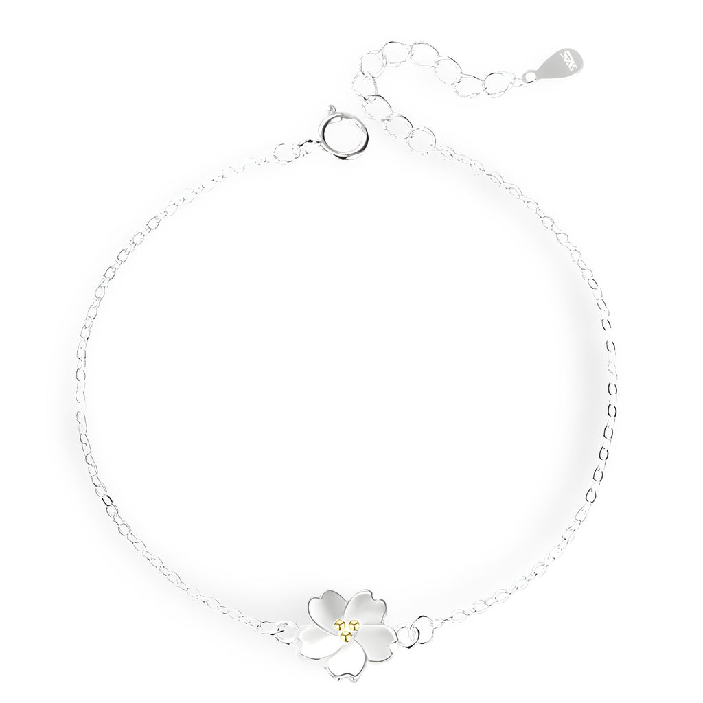 Bracelet fin en argent sterling avec pendentif marguerite délicate et détail jaune au centre.