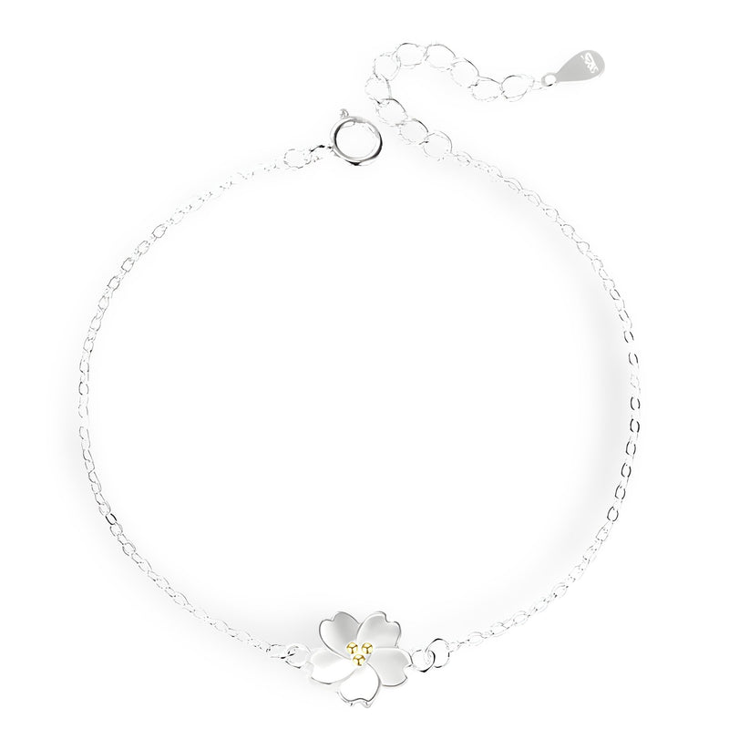 Bracelet fin en argent sterling avec pendentif marguerite délicate et détail jaune au centre.