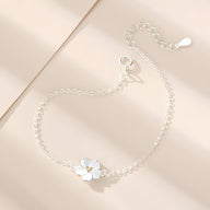 Bracelet en argent sterling avec pendentif marguerite délicate et chaîne fine ajustable.