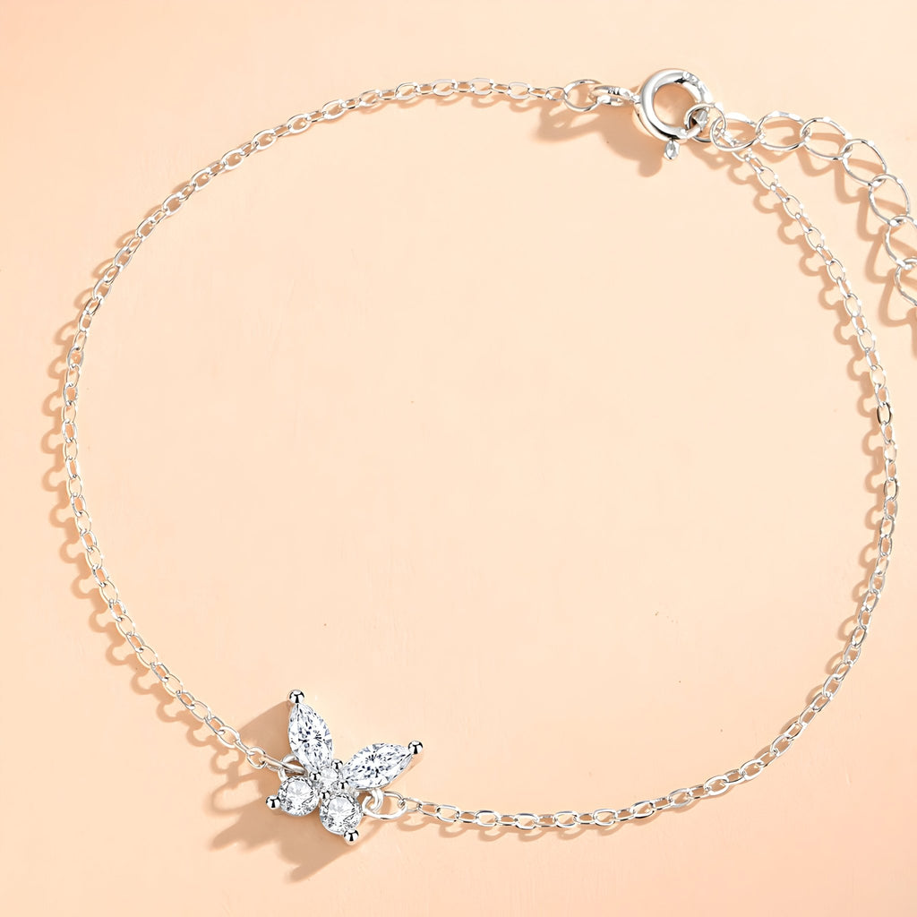 Bracelet fin en argent sterling avec charm papillon délicat et fermoir anneau ressort.