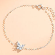 Bracelet fin en argent sterling avec charm papillon délicat et fermoir anneau ressort.