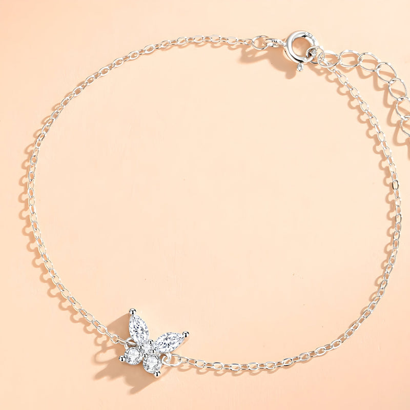 Bracelet fin en argent sterling avec charm papillon délicat et fermoir anneau ressort.