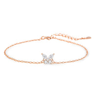 Bracelet en argent rosé avec charm papillon délicat et chaîne fine ajustable.