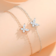 Bracelet en argent sterling avec charme papillon orné de cristaux, style délicat et élégant.