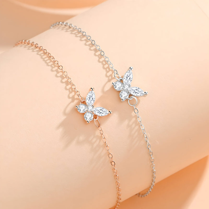 Bracelet en argent sterling avec charme papillon orné de cristaux, style délicat et élégant.