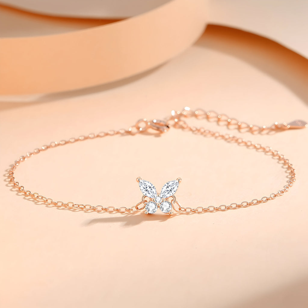 Bracelet en argent rosé fin avec charm papillon serti de cristaux brillants.