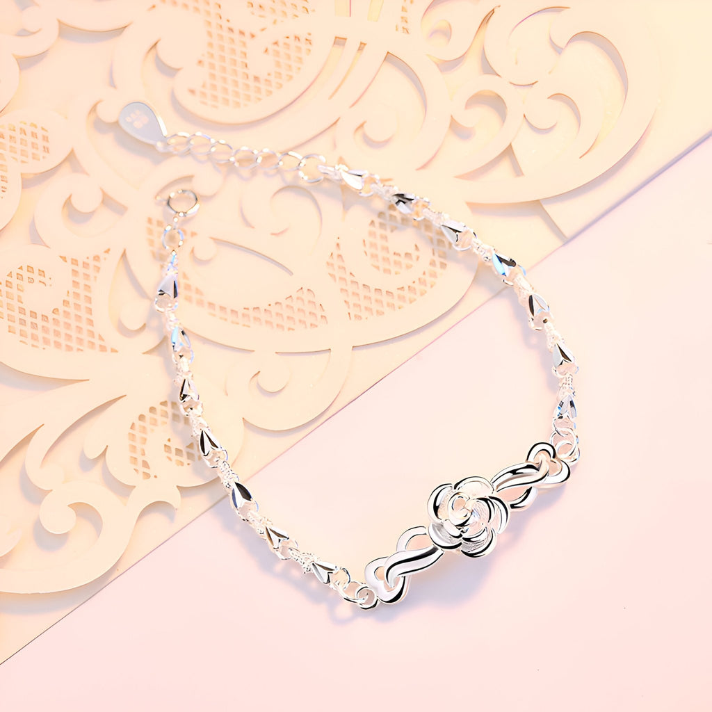 Bracelet en argent sterling avec chaîne à maillons ovales et charme floral élégant modèle Greta.