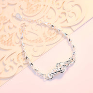 Bracelet en argent sterling avec chaîne à maillons ovales et charme floral élégant modèle Greta.