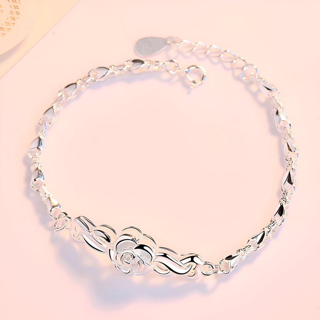 Bracelet en argent sterling avec charme floral délicat, chaîne fine et fermoir réglable.