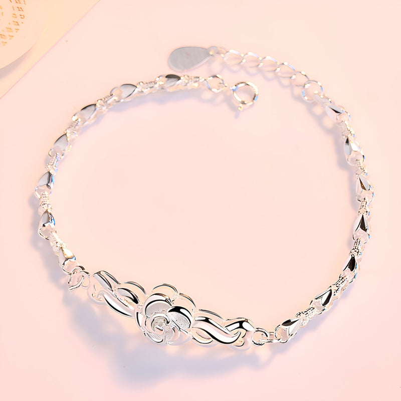 Bracelet en argent sterling avec charme floral délicat, chaîne fine et fermoir réglable.