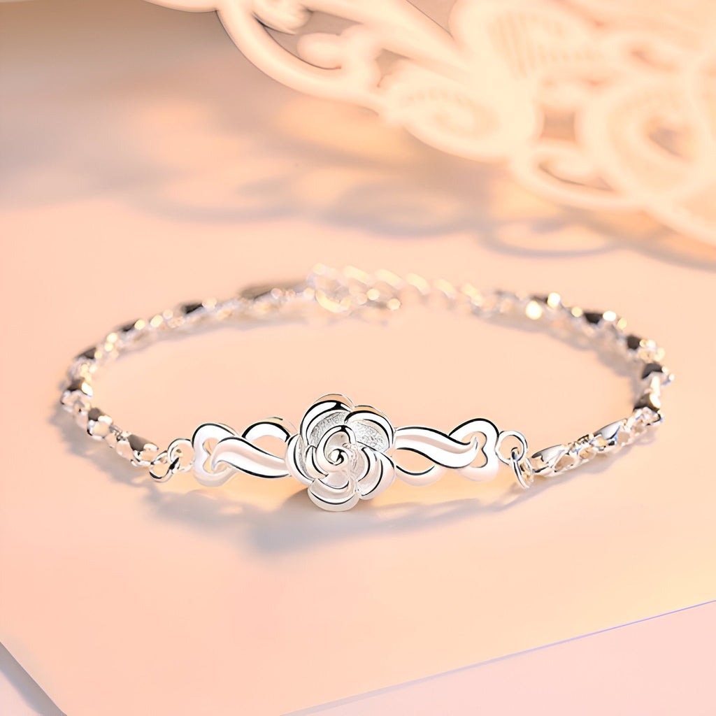 Bracelet en argent sterling avec charme floral central délicat et chaîne fine élégante.
