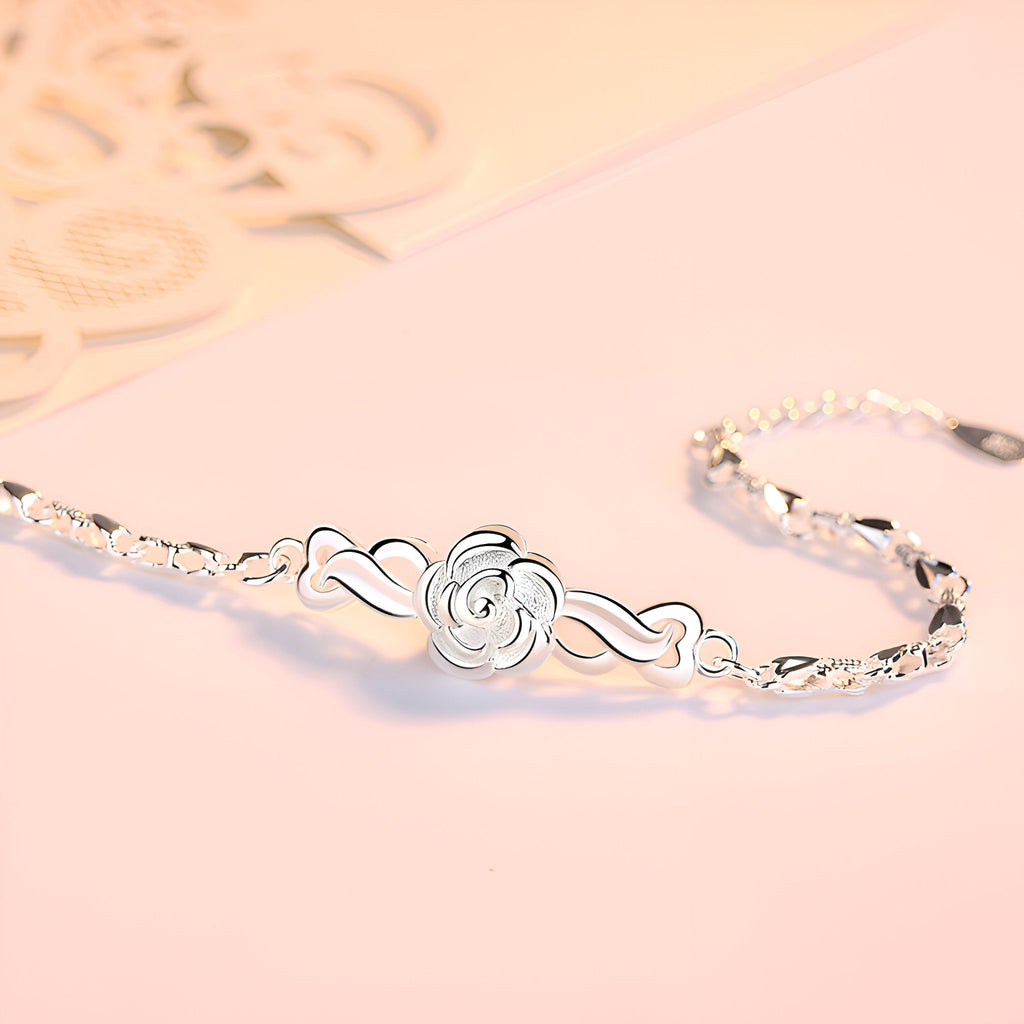 Bracelet en argent sterling pour femme avec charme floral délicat et finitions brillantes.