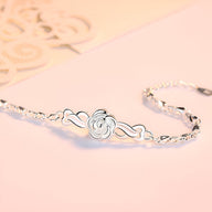 Bracelet en argent sterling pour femme avec charme floral délicat et finitions brillantes.