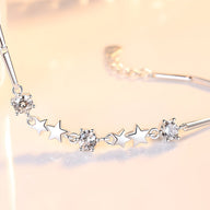 Bracelet argent sterling pour femme avec charms étoiles et cristaux scintillants.