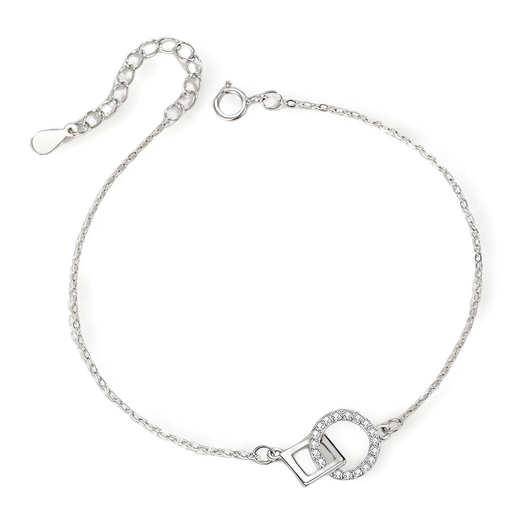 Bracelet fin en argent sterling avec charms géométriques ronds sertis de pierres brillantes.