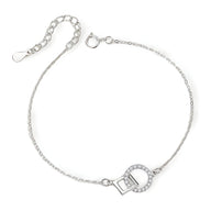 Bracelet fin en argent sterling avec charms géométriques ronds sertis de pierres brillantes.