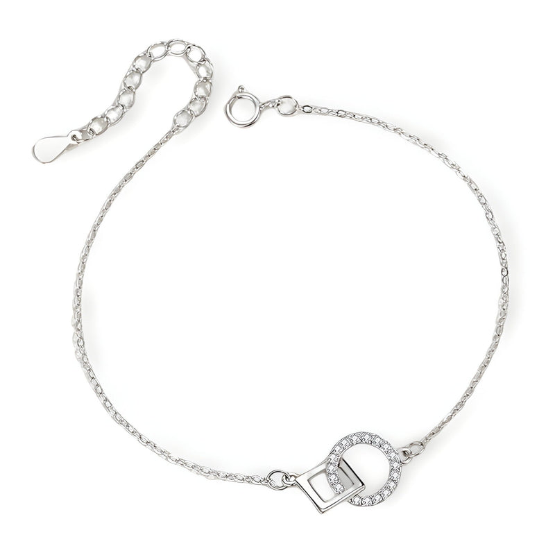 Bracelet fin en argent sterling avec charms géométriques ronds sertis de pierres brillantes.
