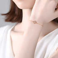 Bracelet en argent sterling fin avec un cœur central ajouré, style élégant et délicat.