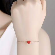 Bracelet fin en argent sterling avec pendentif cœur rouge brillant pour femme.