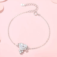 Bracelet en argent sterling avec pendentif cœur orné de petites pierres scintillantes sur chaîne fine.