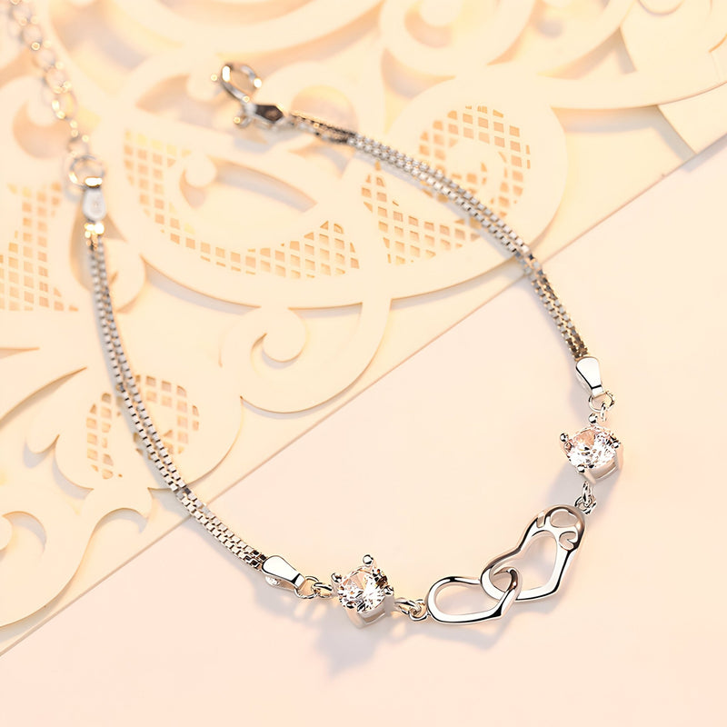 Bracelet en argent sterling avec deux cœurs difformes et chaîne fine pour femme.