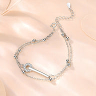 Bracelet en argent sterling pour femme avec barrette et fines chaînes délicates.