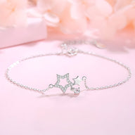 Bracelet en argent sterling avec double étoiles ajourées et strass, chaîne fine et fermoir réglable.