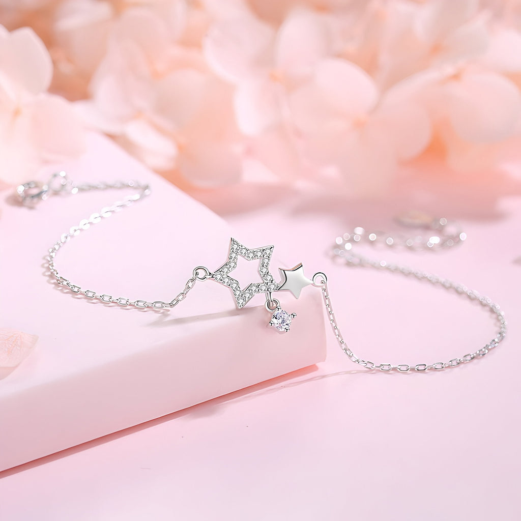 Bracelet en argent sterling pour femme avec double pendentif étoiles délicates et chaîne fine.