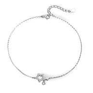 Bracelet fin en argent sterling avec pendentif double étoiles et petit cristal suspendu.