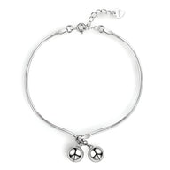 Bracelet fin en argent sterling avec deux perles suspendues et chaîne ajustable.