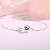 Bracelet en argent avec pendentif planète et étoile scintillante, design délicat et fin.