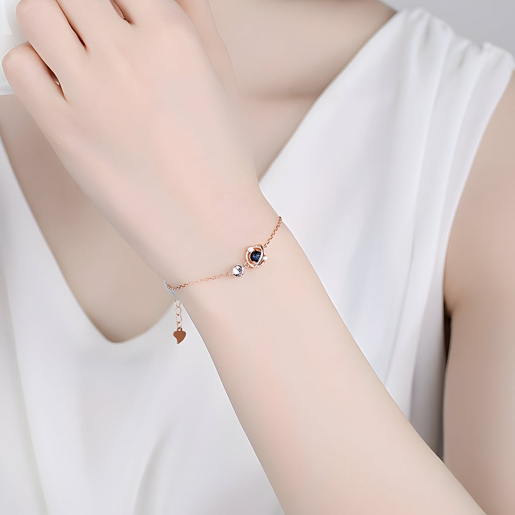 Bracelet fin en argent rose avec pendentif étoile noire et diamants scintillants, style délicat féminin.