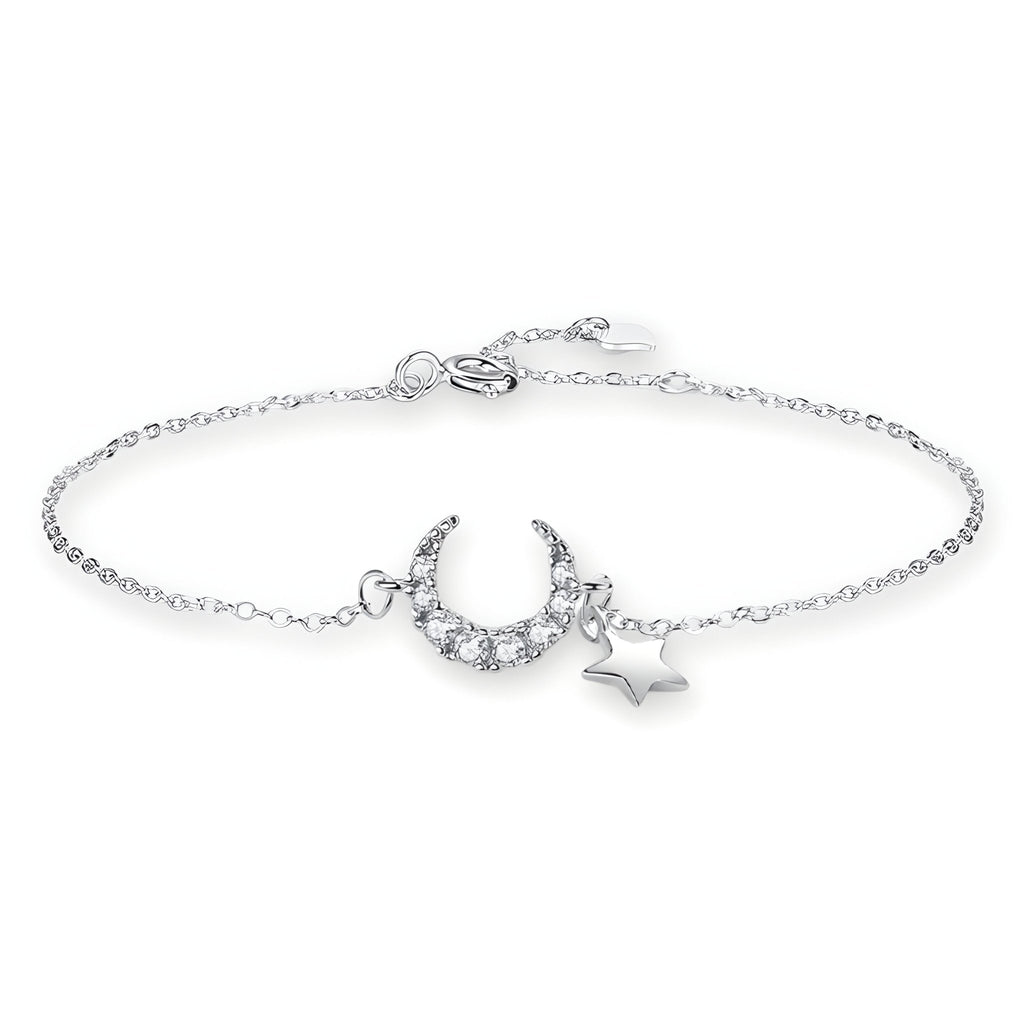 Bracelet en argent sterling fin avec pendentifs lune et étoile ornés de petits cristaux blancs.