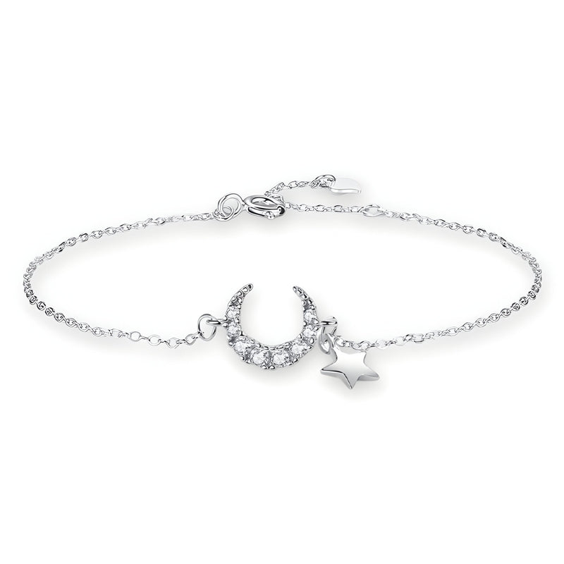 Bracelet en argent sterling fin avec pendentifs lune et étoile ornés de petits cristaux blancs.