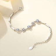 Bracelet en argent sterling avec étoiles et pierres scintillantes, fermeture à anneau réglable.