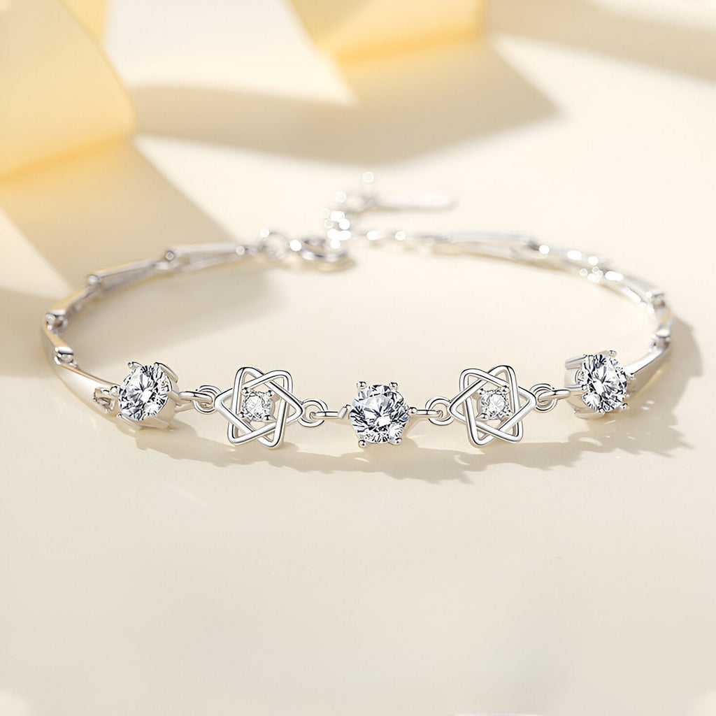 Bracelet en argent sterling avec étoiles et pierres scintillantes, design délicat et élégant.