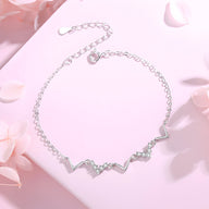 Bracelet en argent sterling pour femme avec maillons fins et motif symétrique en chevrons et petits cristaux.