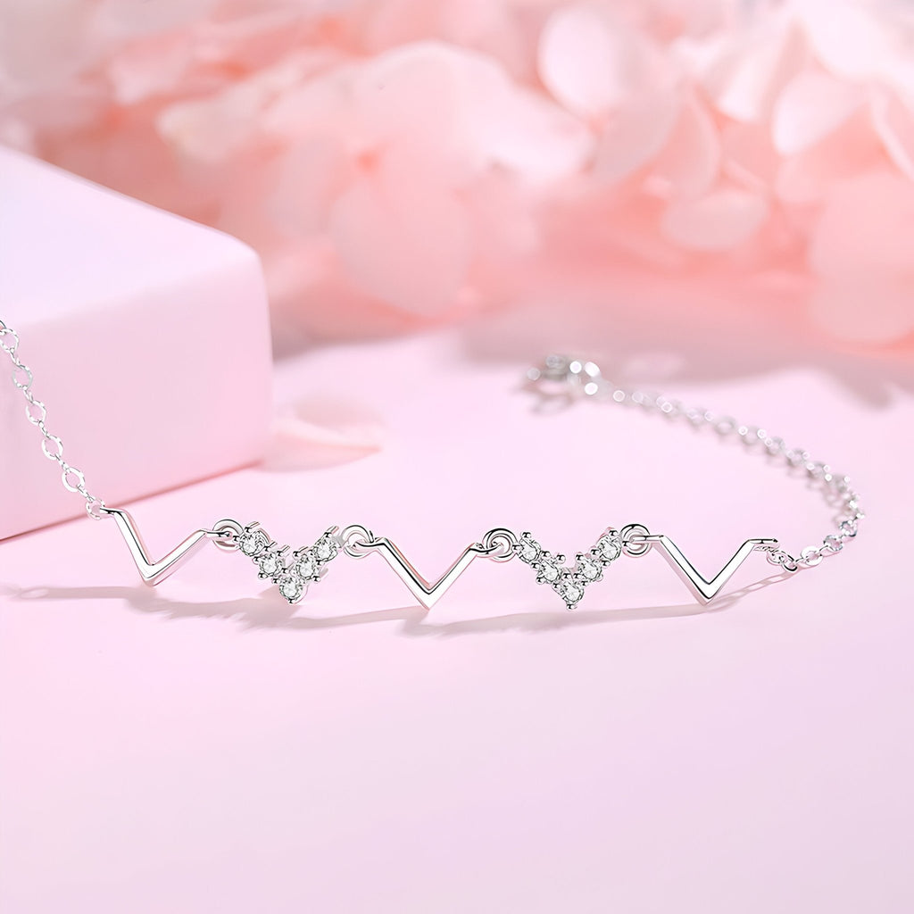 Bracelet argent sterling femme avec motif symétrique en zigzag orné de petits diamants.