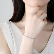 Bracelet argent sterling femme silhouette symétrique forme vague élégante et fine.