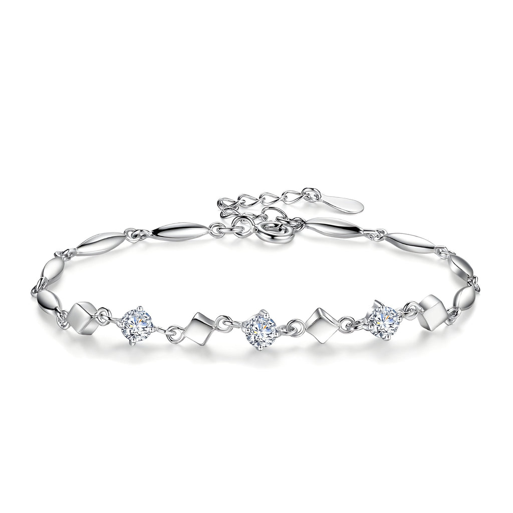 Bracelet en argent sterling avec maillons géométriques et détails floraux scintillants.