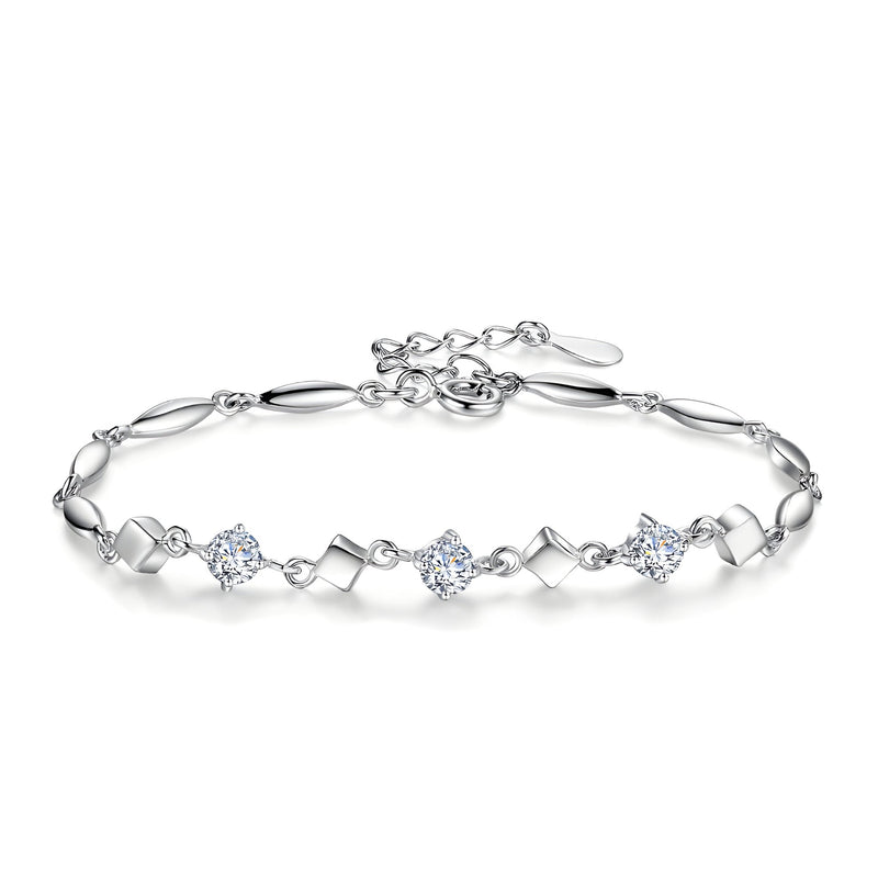 Bracelet en argent sterling avec maillons géométriques et détails floraux scintillants.