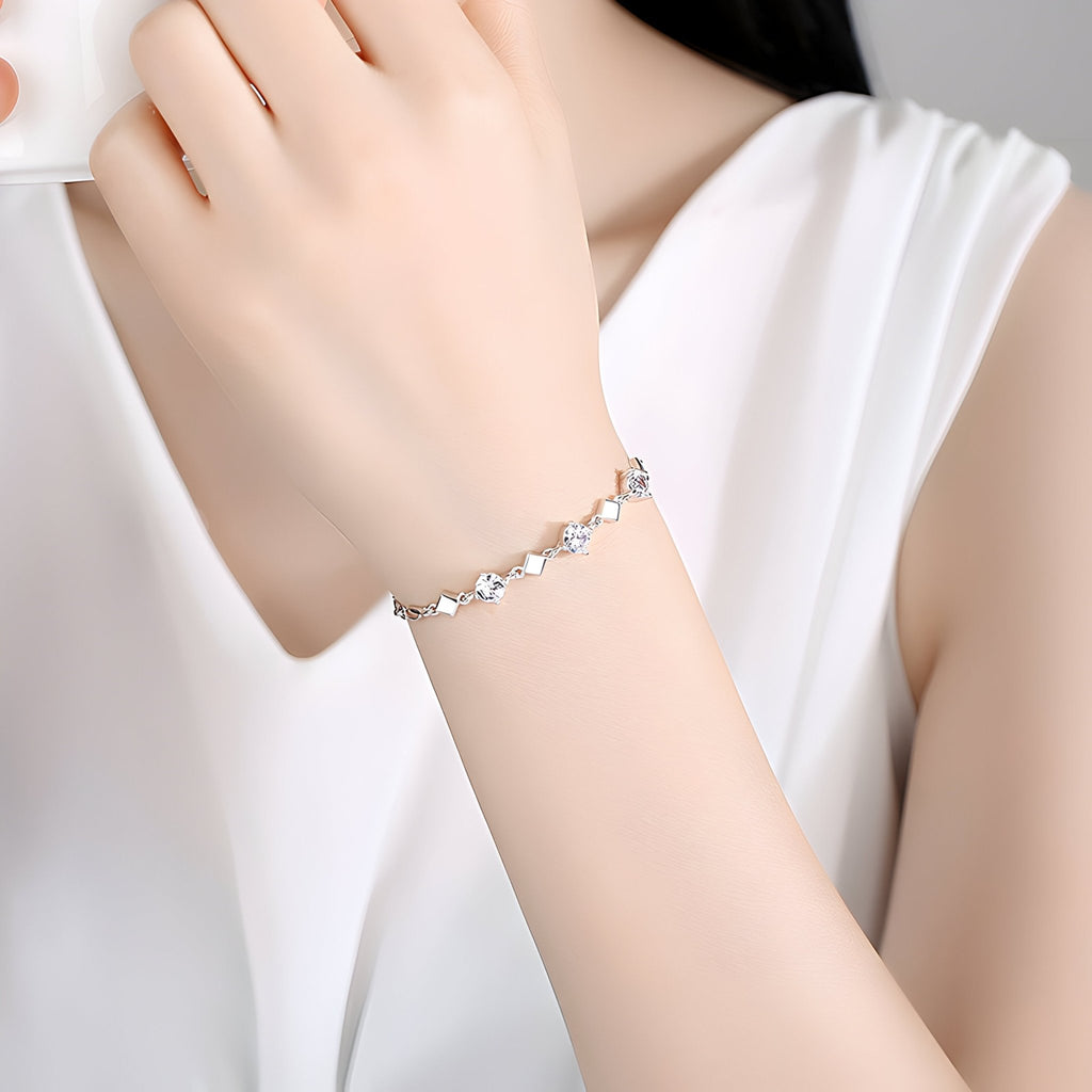 Bracelet en argent sterling pour femme avec formes géométriques élégantes, finition brillante.