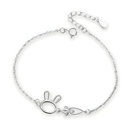 Bracelet en argent sterling avec pendentifs lapin stylisé et carotte détaillée, chaîne fine réglable.