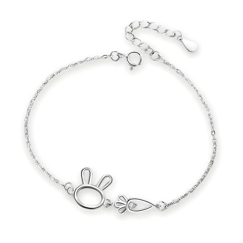 Bracelet en argent sterling avec pendentifs lapin stylisé et carotte détaillée, chaîne fine réglable.
