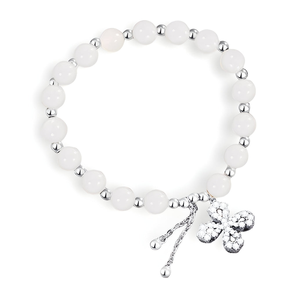 Bracelet en argent sterling avec perles de jade blanches et charm trèfle scintillant.