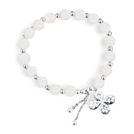 Bracelet en argent sterling avec perles de jade blanches et charm trèfle scintillant.
