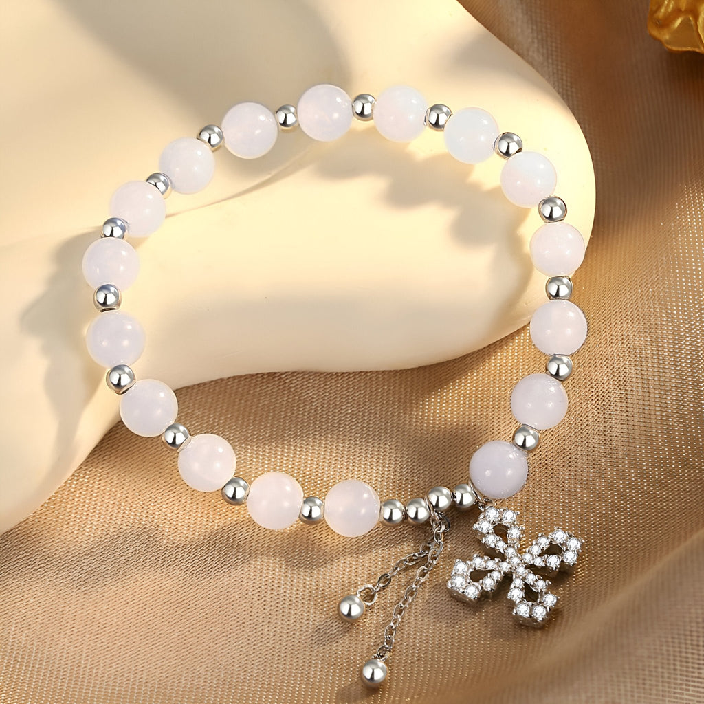 Bracelet argent sterling femme perles de jade blanches et charm trèfle strass élégant.