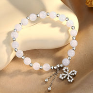 Bracelet argent sterling femme perles de jade blanches et charm trèfle strass élégant.