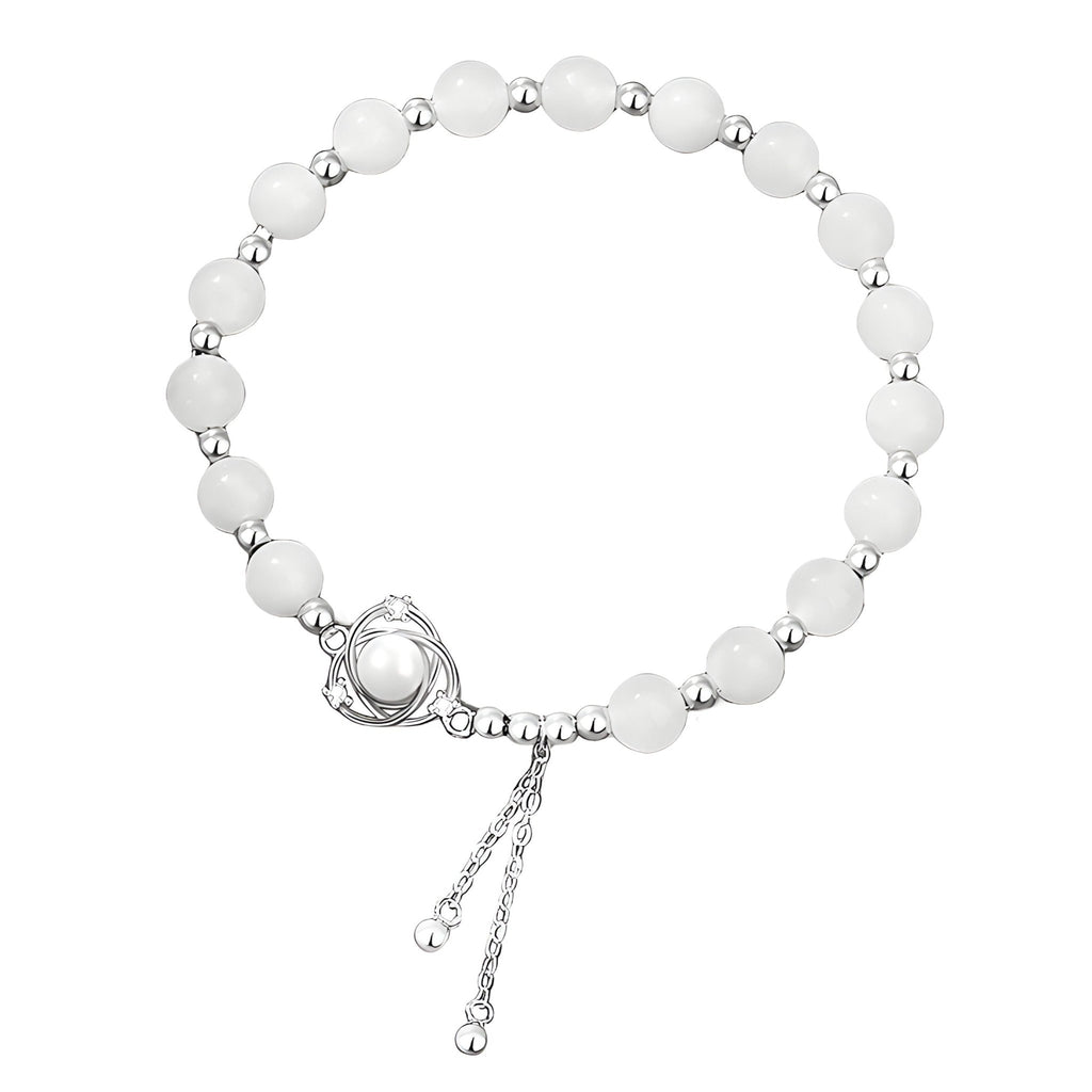 Bracelet argent sterling avec perles rondes blanches de jade et fermoir réglable en chaîne.