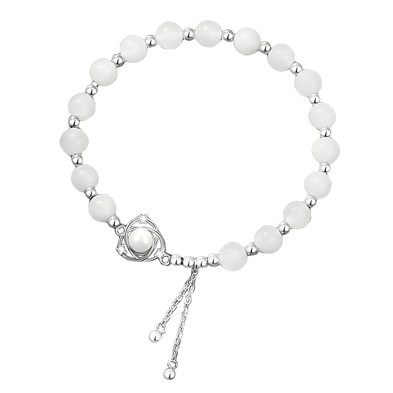 Bracelet argent sterling avec perles rondes blanches de jade et fermoir réglable en chaîne.